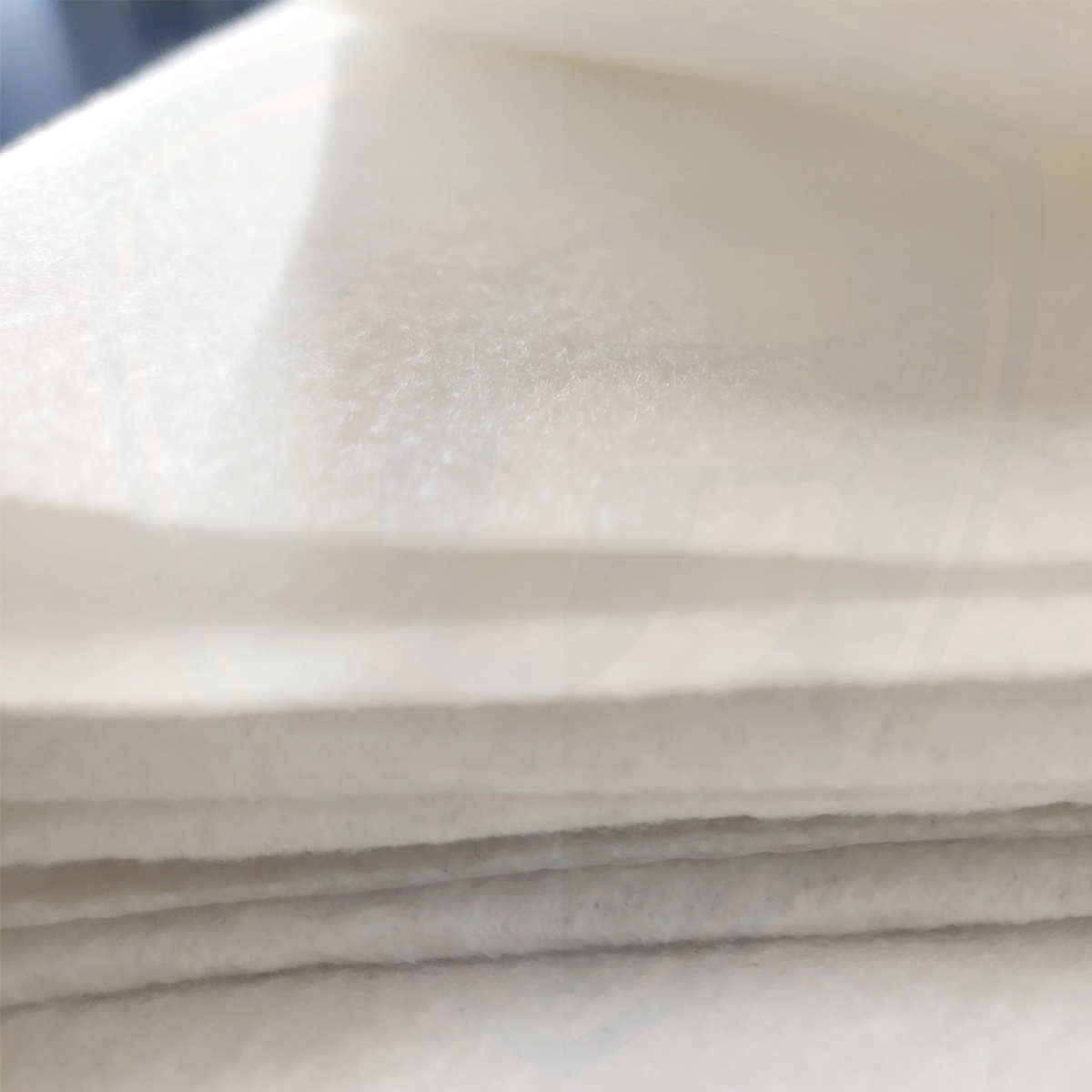 Weiße Bodenmatte aus Polyester-Vliesstoff mit PE-Folie